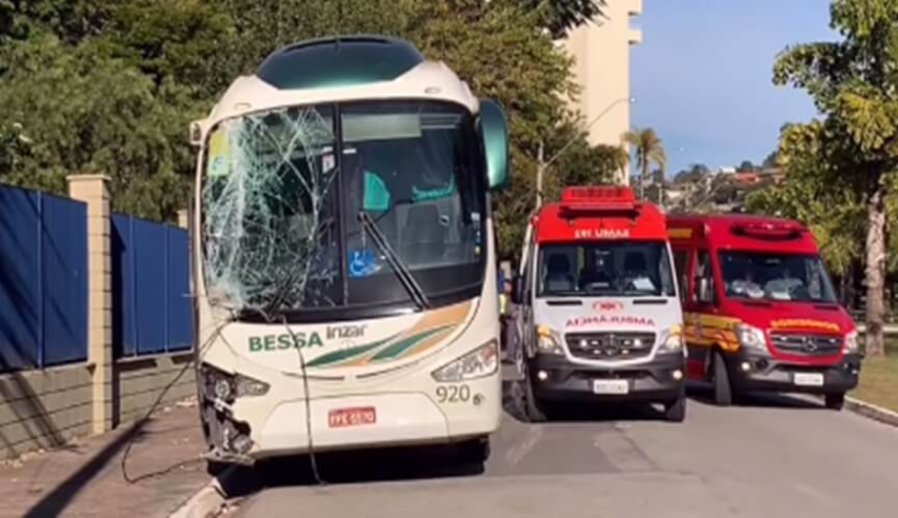 Motorista de ônibus passageiros passa mal e bate em poste em