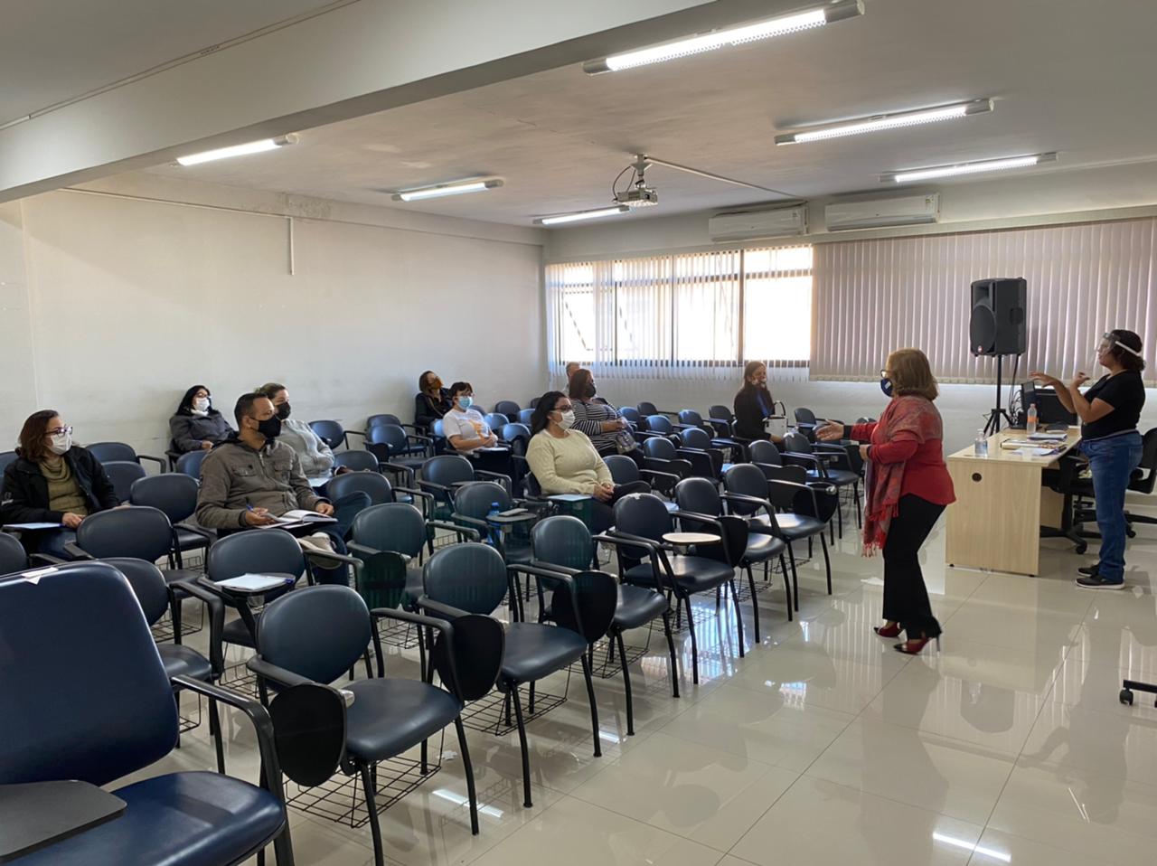 Escola de Gestão promove curso de LIBRAS para servidores que atendem ao