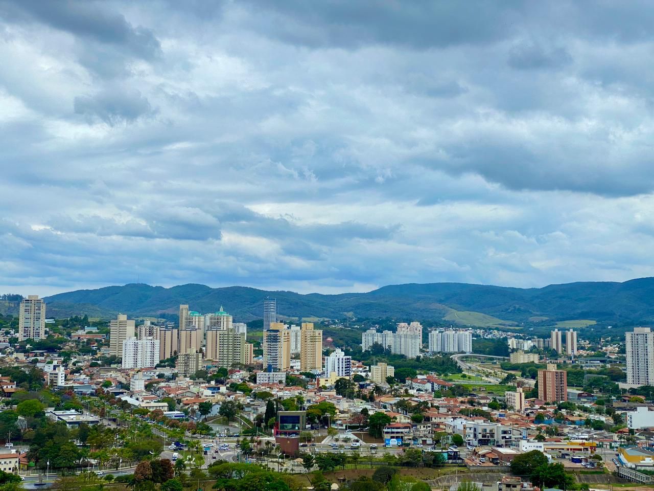 Pancadas de chuva e clima ameno continuam em Jundiaí no fim de semana