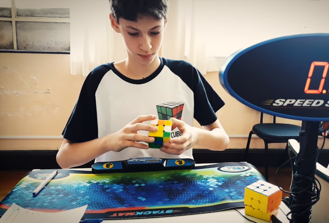 Urussanguense se destaca em campeonato online de cubo mágico - Sulinfoco