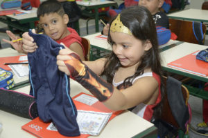 Aluna segura o uniforme em sala de aula de Emeb em Jundiaí