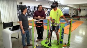Máquina une realidade virtual e uma plataforma mecânica