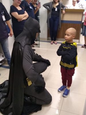Paciente de 5 anos do hospital São Vicente e o cosplay de Batman.