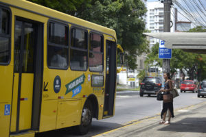 Ônibus circulando em Jundiaí. 