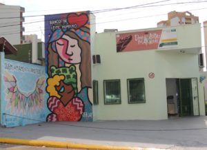 Foto de fachada de prédio com desenho estilizado de mulher amamentando 