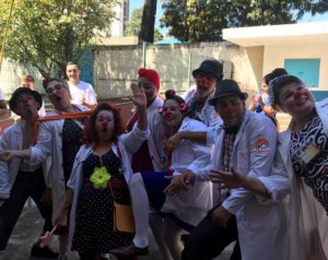 Foto de um grupo de pessoas vestidas como palhaços na frente do Hospital São Vicente
