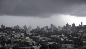 foto de nuvens sobre edifícios da cidade