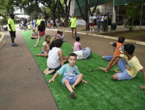 Crianças brincando no Domingo no Parque