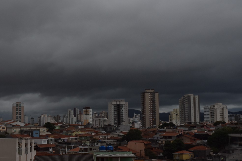 Frente fria chega, deixa céu cinza e muda o cenário de São Paulo - Fotos -  R7 São Paulo