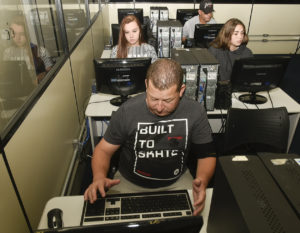 Alunos em aula de informática.