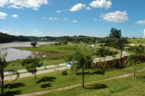 Foto do céu e de gramado e represa do Parque da Cidade, vistos por cima