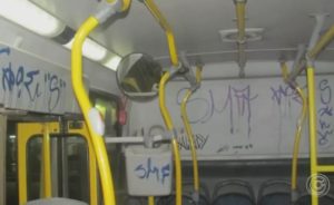 Foto mostra interior de um ônibus com paredes rabiscadas 