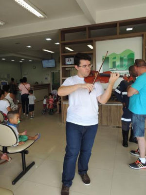 Violinista tocando no saguão do Hospital Universitário