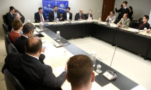 Foto de prefeitos de Jundiaí e Cajamar reunidos com secretarios