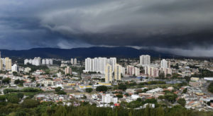 Foto de nuvens carregadas sobre a Serra do Japi e prédios da região Oeste de Jundiaí