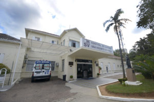 Foto da frente do Hospital São Vicente de Jundiaí com ambulância estacionada no local