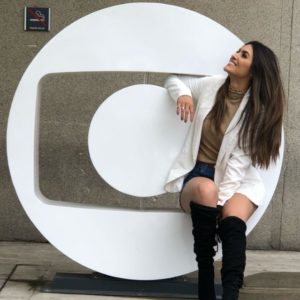 Foto de mulher sentada dentro de símbolo da Rede Globo