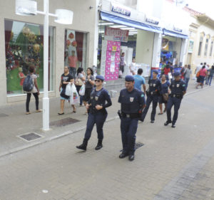 Foto de patrulha de guardas municipais homens e mulheres andando no calçadão de Jundiaí