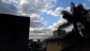 foto de céu com nuvens, prédio e coqueiro no Complexo Argos de Jundiaí