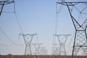 Foto de torres de energia elétrica e fios