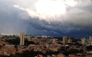 Foto de nuvens carregadas sobre a cidade de São Paulo