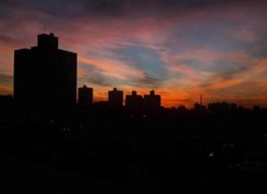 Sombras de prédios com céu alaranjado