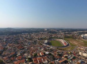 foto aérea da cidade com estádio de futebol em primeiro plano