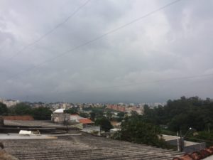Nuvens carregadas e visão panorâmica da cidade