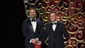  Ben Affleck e Matt Damon juntos no palco da cerimônia do Oscar em 2017