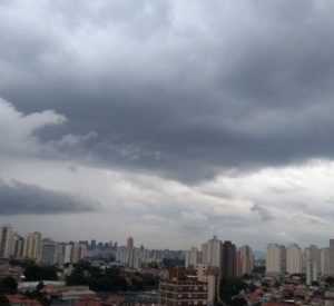 Nuvens carregadas sobre prédios da cidade de São Paulo