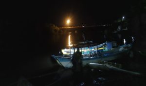 Barco destruído, encalhado em plataforma