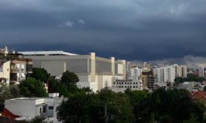 Céu com nuvens carregadas e prédios