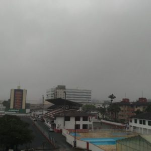 Céu nublado e prédios do centro de Santa Catarina