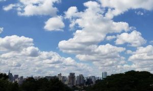Céu com nuvens e vista panorâmica da cidade de São Paulo