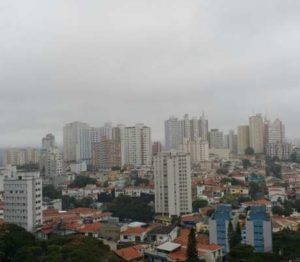 Prédios da cidade de São Paulo sob céu cinzento