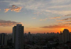 Prédios e céu durante amanhecer na cidade de São Paulo