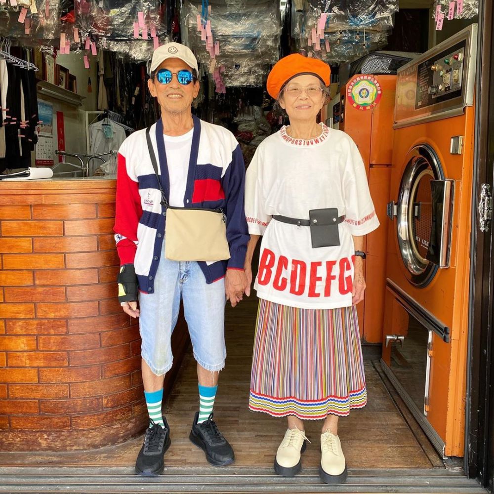 Casal de idosos arrasa posando com roupas esquecidas em sua lavanderia