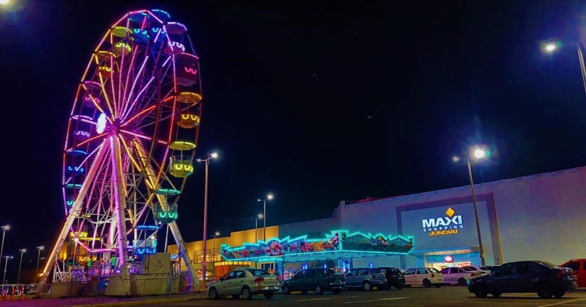 Roda-gigante funciona até domingo (26) no Maxi Shopping